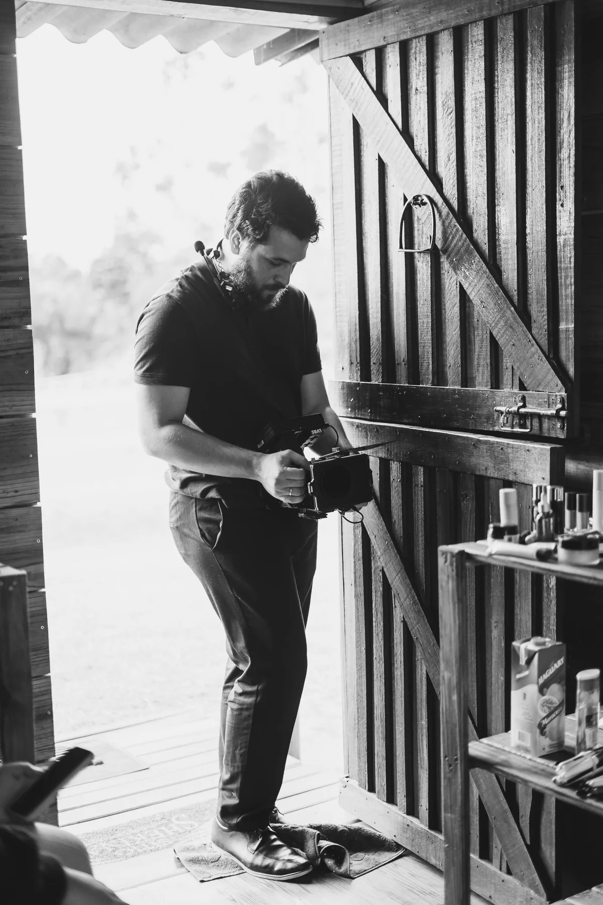 Lucas Vinicius preparando uma câmera durante uma produção audiovisual